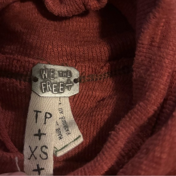 Free People We The Free Split Back Dark Burnt Red Mock Turtleneck Pullover XS - Picture 5 of 8